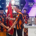 Ketua MPW Pemuda Pancasila Banten menyerahkan pataka kepada Ketua MPC Tangsel terpilih