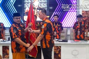 Ketua MPW Pemuda Pancasila Banten menyerahkan pataka kepada Ketua MPC Tangsel terpilih