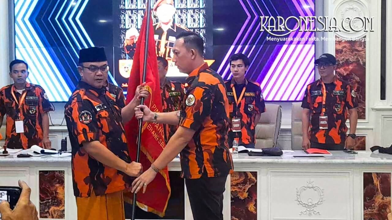 Ketua MPW Pemuda Pancasila Banten menyerahkan pataka kepada Ketua MPC Tangsel terpilih
