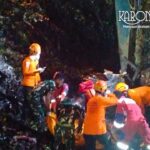 Kodim 0507/Bekasi Bersama Tim SAR Evakuasi Korban Longsor di Bantar Gebang