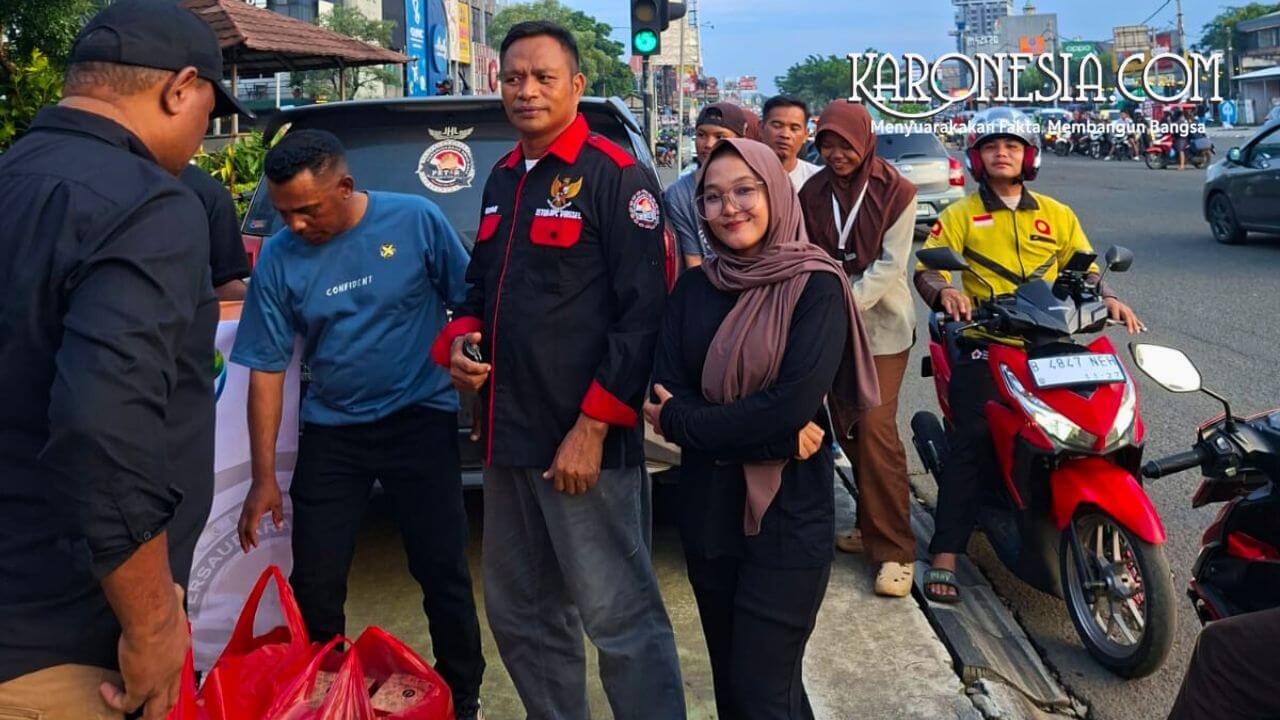 Srikandi PETIR Tangsel menyiapkan paket takjil Ramadhan sebelum dibagikan kepada warga