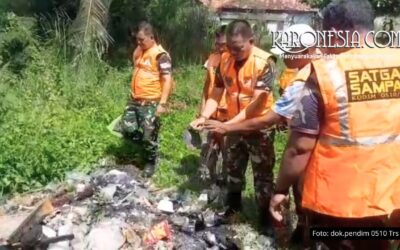Gerakan Cepat Satgas Kodim 0510/Trs Bersihkan Tumpukan Sampah di Mekar Baru