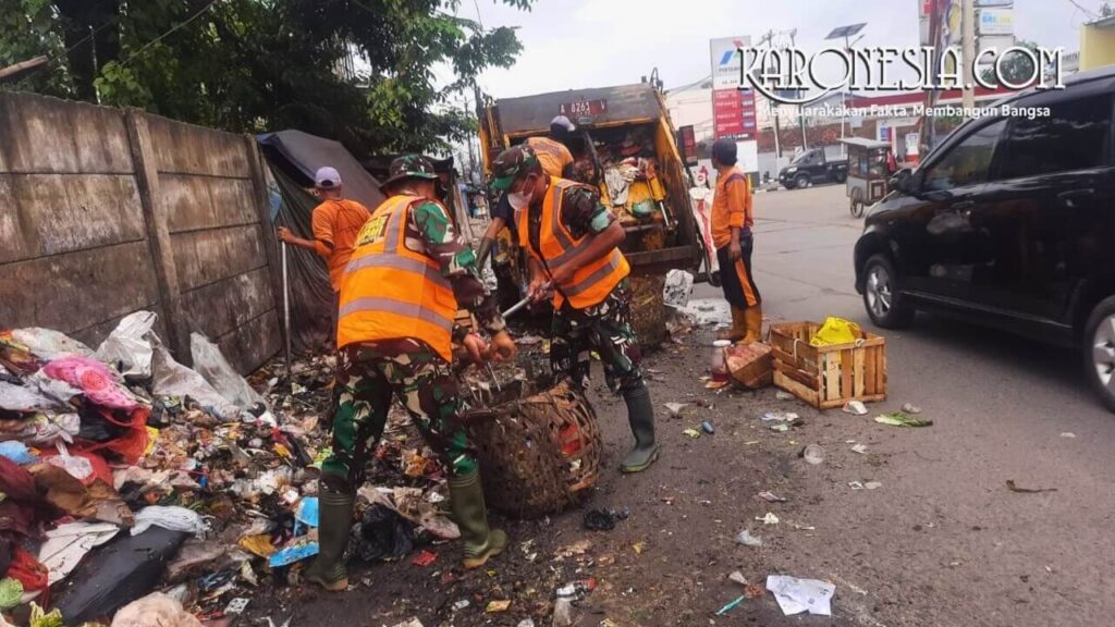 Personel TNI dan warga gotong royong angkut sampah di Curug