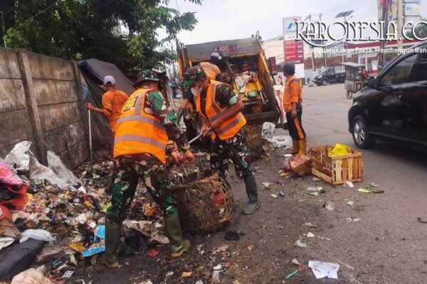 Personel TNI dan warga gotong royong angkut sampah di Curug