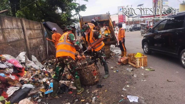 Personel TNI dan warga gotong royong angkut sampah di Curug