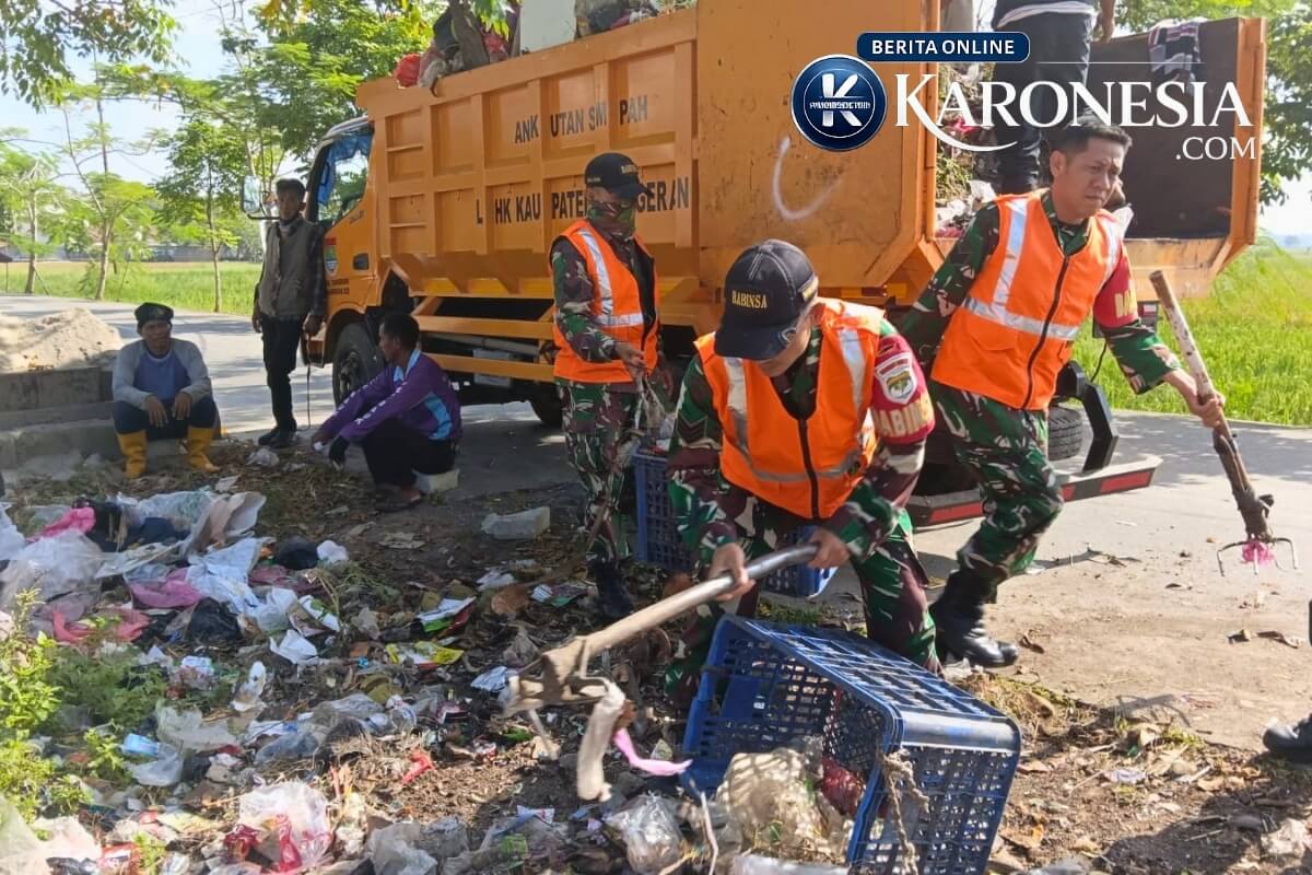 TNI bersihkan sampah di Jalan Tanjung Kait Mauk