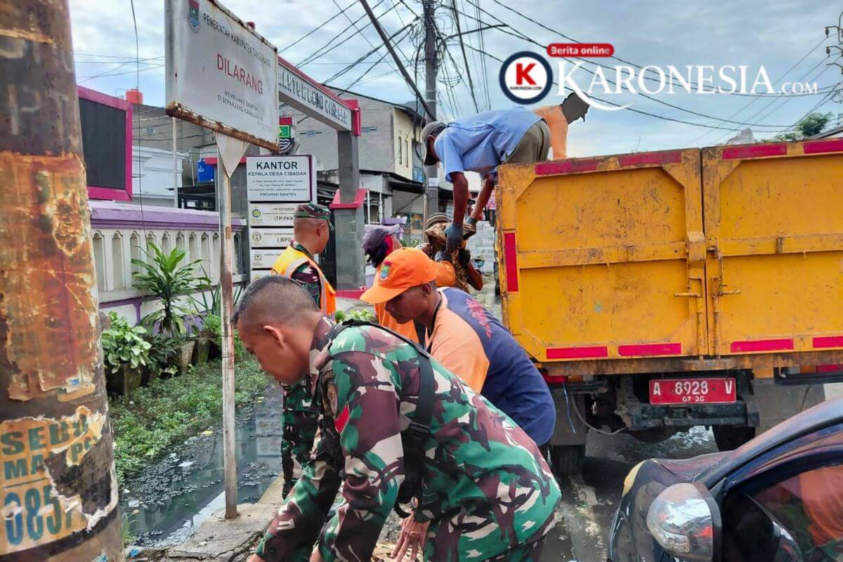 Satgas Sampah TNI bersihkan Kali Cikupa bersama warga