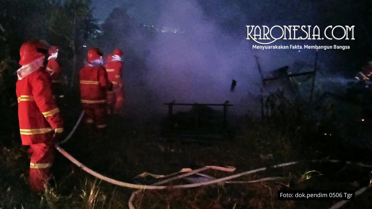 Petugas Damkar berseragam merah menembus asap tebal dengan selang air di Ciputat Timur