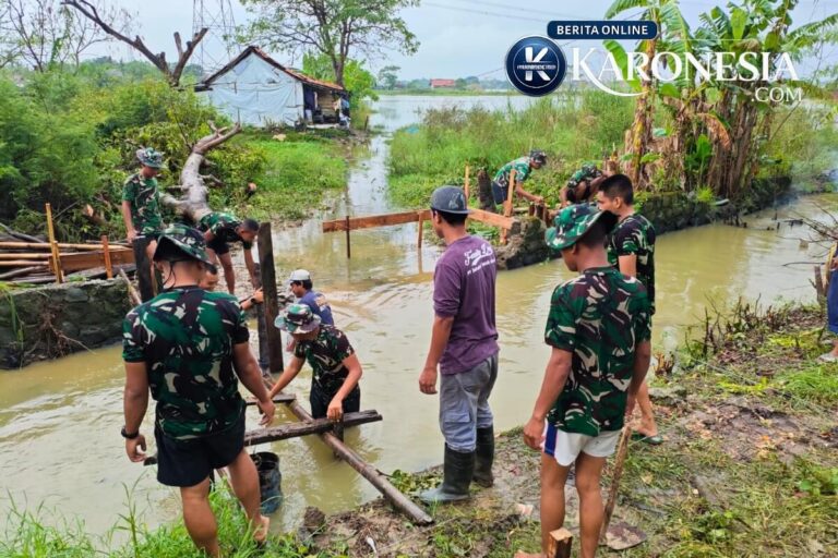 TNI dan warga bangun jembatan di Babelan