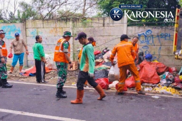 Personel Koramil dan DLH saat melakukan aksi bersih lingkungan di Tangerang.
