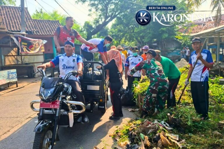 Personel TNI dan warga sedang membersihkan sampah di Jalan Raya Patramanggala
