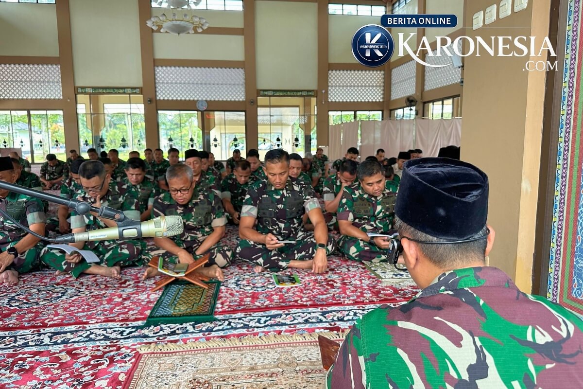 Prajurit dan PNS Makodam IV/Diponegoro lakukan doa bersama di Masjid Al-Firdaus Semarang