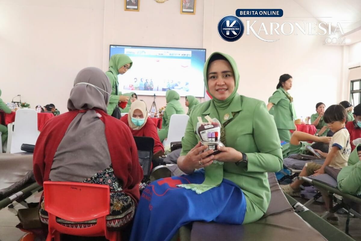 Kegiatan donor darah Persit Kodim 0506/Tangerang, pendonor menunjukkan kantong darah.