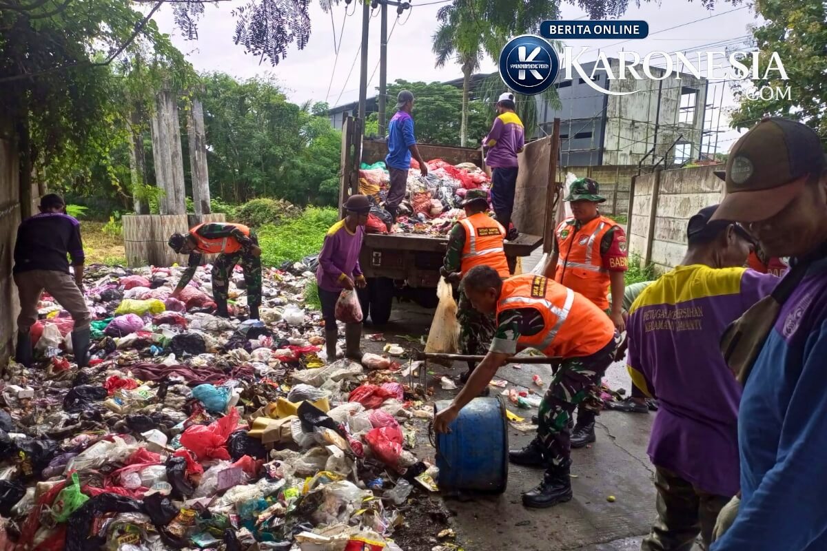 Personel TNI, petugas kebersihan dan warga membersihkan sampah di Jalan Raya Cikande
