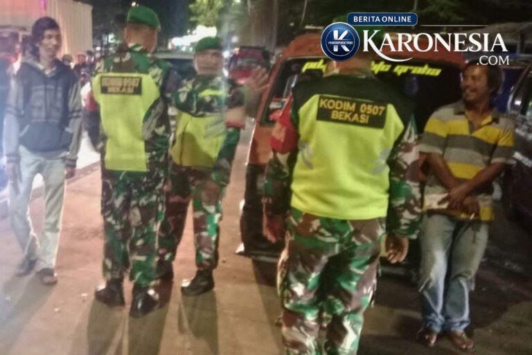 Personel TNI dan Polri saat melakukan patroli dialogis di Teluk Pucung, Kota Bekasi.