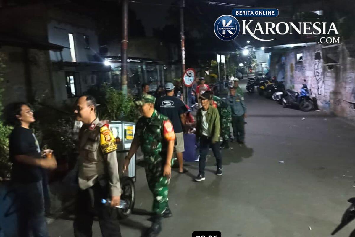 Patroli Siskamling Kramatjati bersama aparat dan warga jaga keamanan wilayah