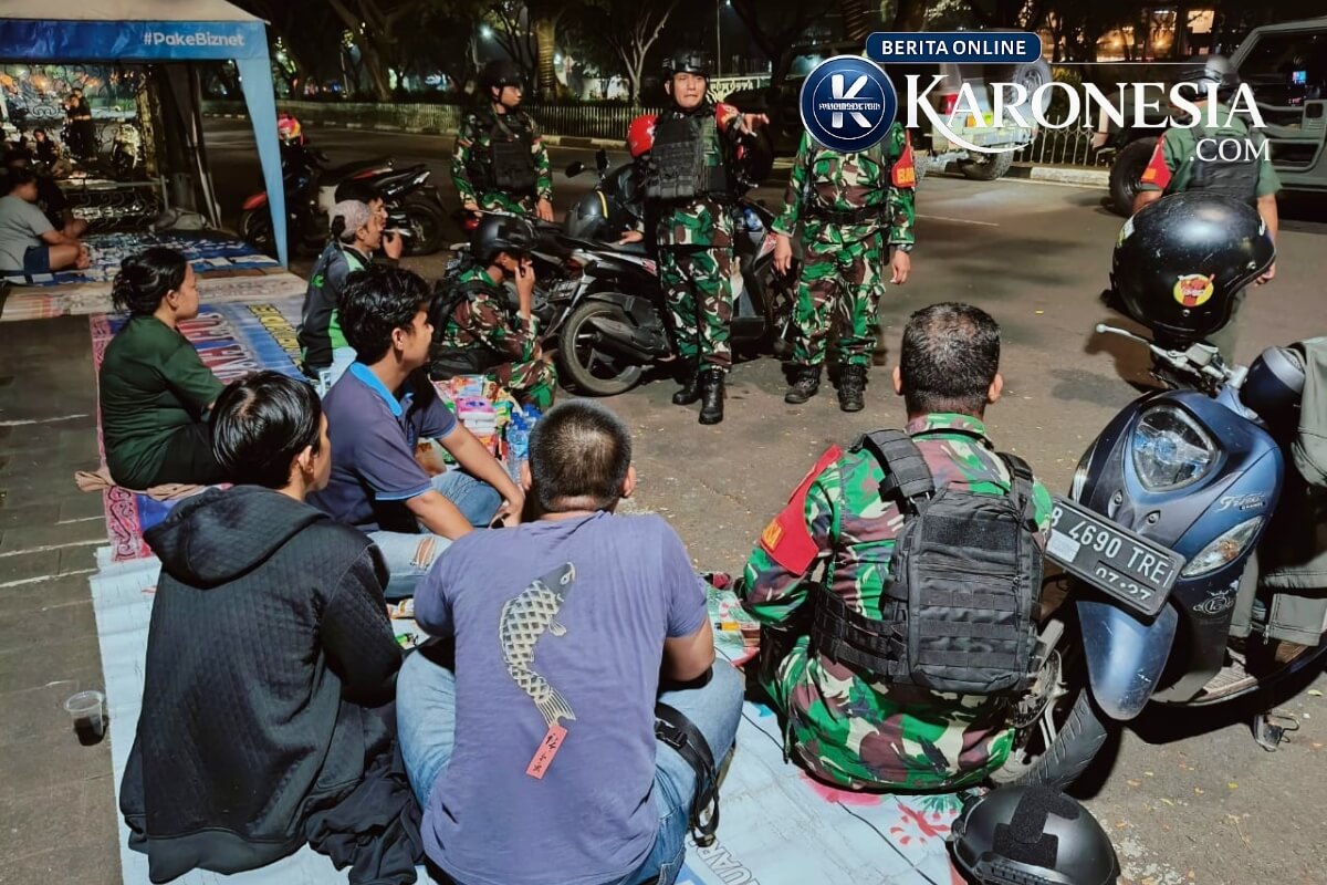 Aparat dan warga saat patroli gabungan di Cipayung Jakarta Timur