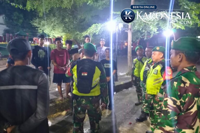 Babinsa Koramil Jati Asih saat patroli malam dan berdialog dengan warga
