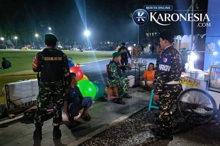 Babinsa Kodim 0506/Tangerang saat patroli dan menyapa warga