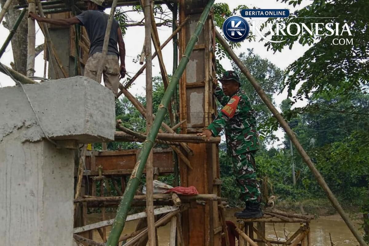 Pengerjaan pembangunan Jembatan Garuda di Kresek