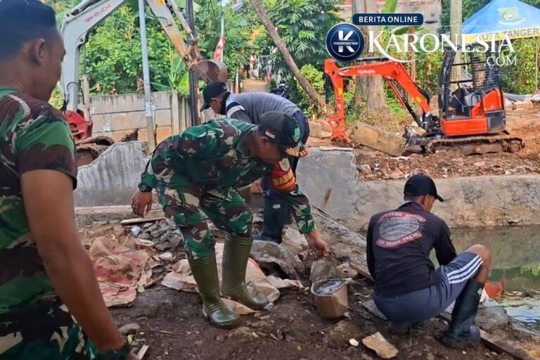 Personel Kodim 0506 Tangerang bekerja di lokasi pembangunan jembatan