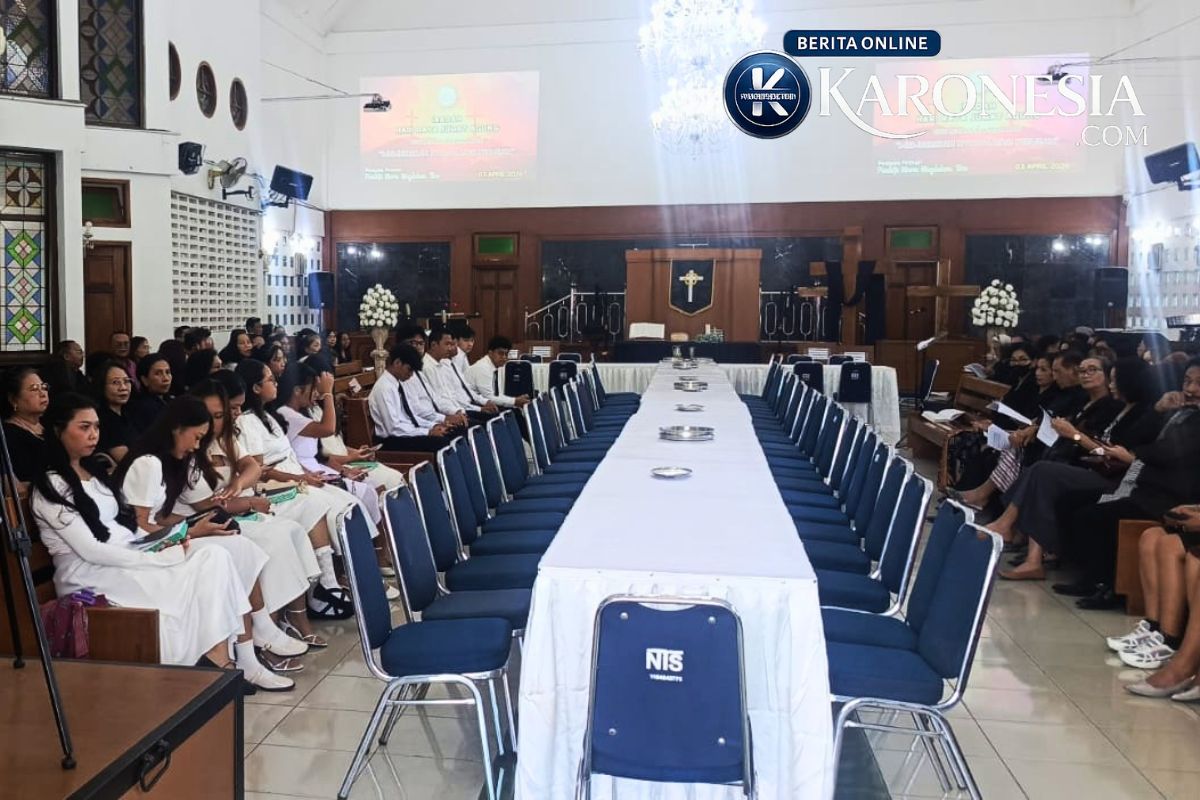 Jemaat mengikuti perayaan Paskah di gereja