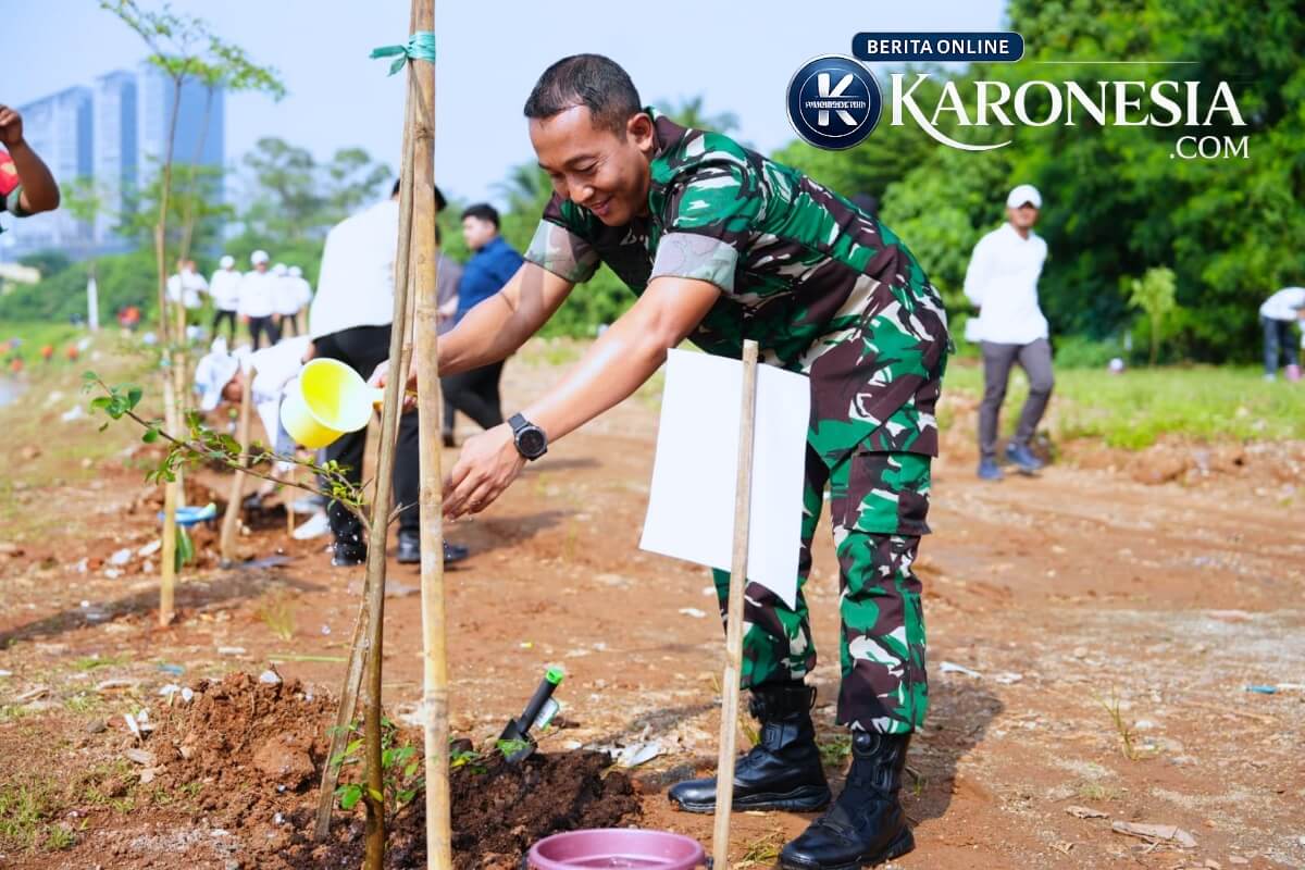 Prajurit TNI AD menanam pohon di kawasan Situ Cihuni, Tangerang