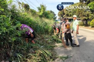 Dumpit Hijau: Babinsa Koramil 02/Curug Gaspol Bersih Jalan