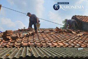 Babinsa Bantu Gentengisasi Rumah Warga di Tangerang
