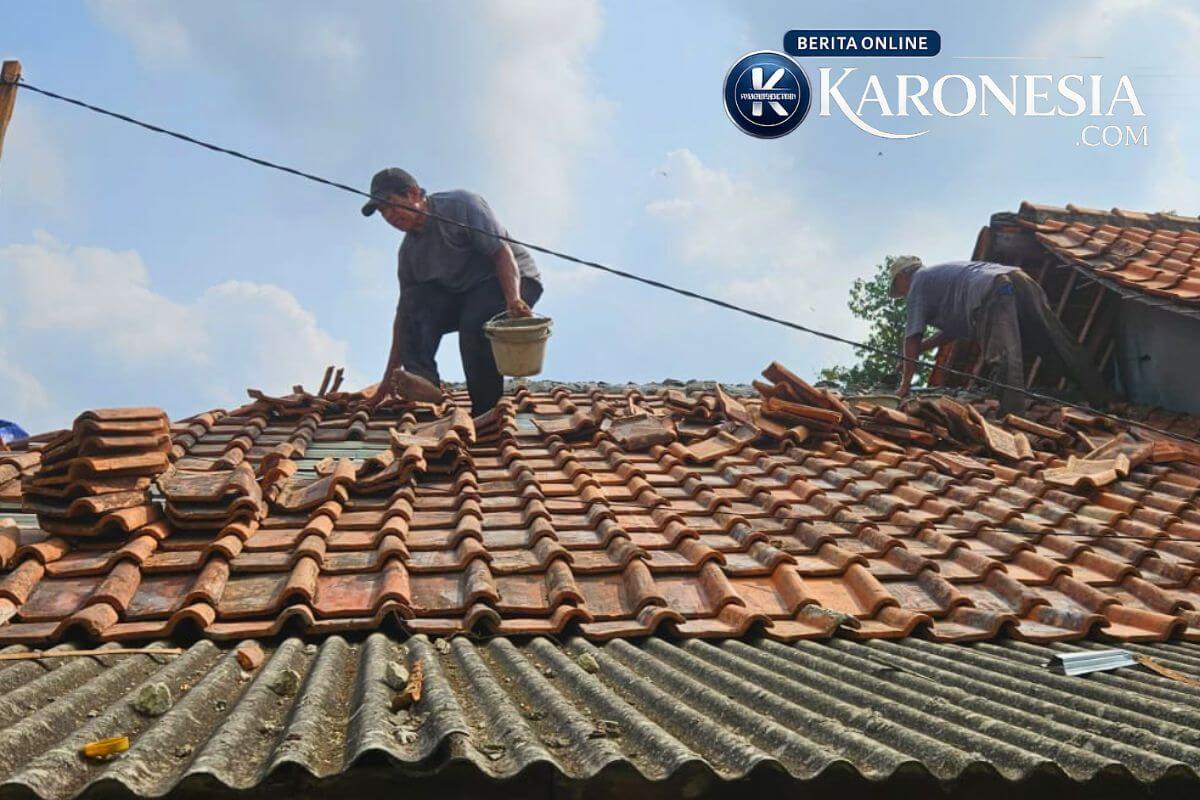 Babinsa bantu pasang genteng rumah warga