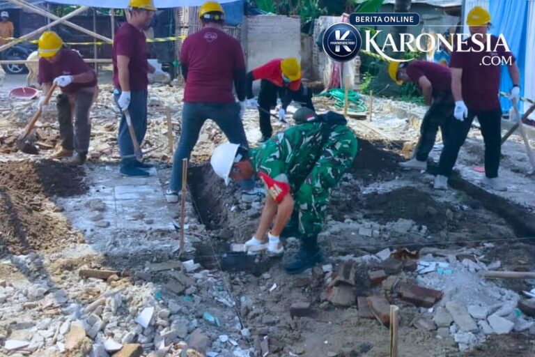 Babinsa dan relawan gotong royong bangun RTLH di Rajeg Tangerang