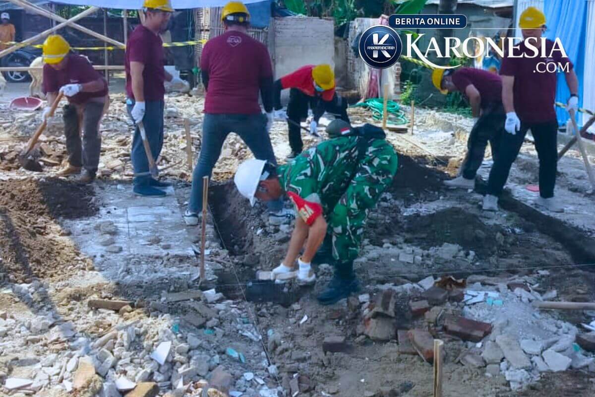 Babinsa dan relawan gotong royong bangun RTLH di Rajeg Tangerang