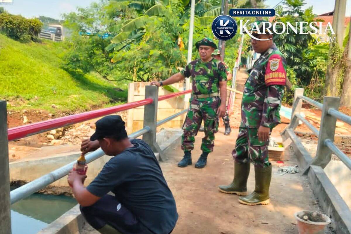 Babinsa dampingi pengerjaan jembatan warga