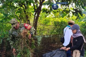 Babinsa Kemuning Turun Tangan Ikuti Gerakan Nasional Indonesia Asri di Legok