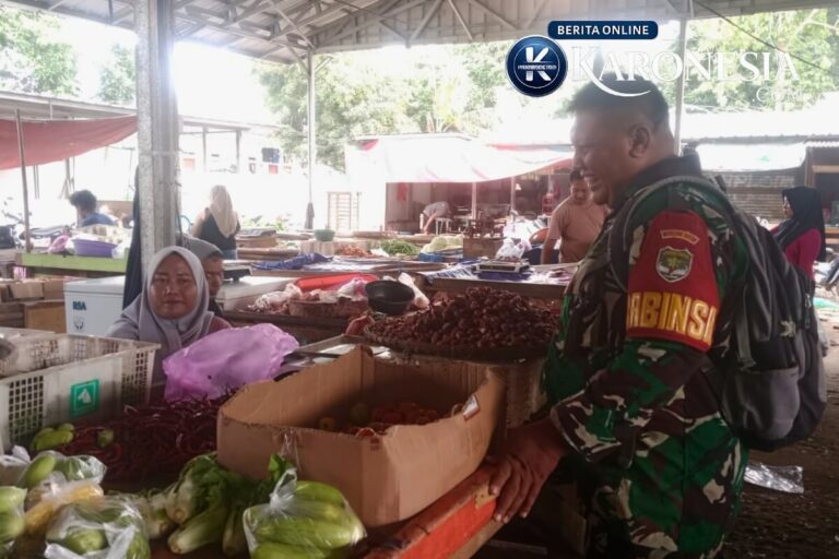 Babinsa Koramil 14 Panongan berdialog dengan pedagang sayur di Pasar Ranca Iyuh Tangerang