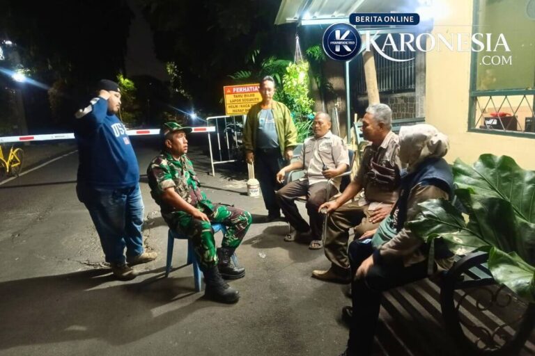 Babinsa dan warga gelar patroli malam di Duren Sawit, Jakarta Timur.