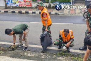 Babinsa Serpong Bersihkan Sampah Bersama Warga, Cegah Penyakit