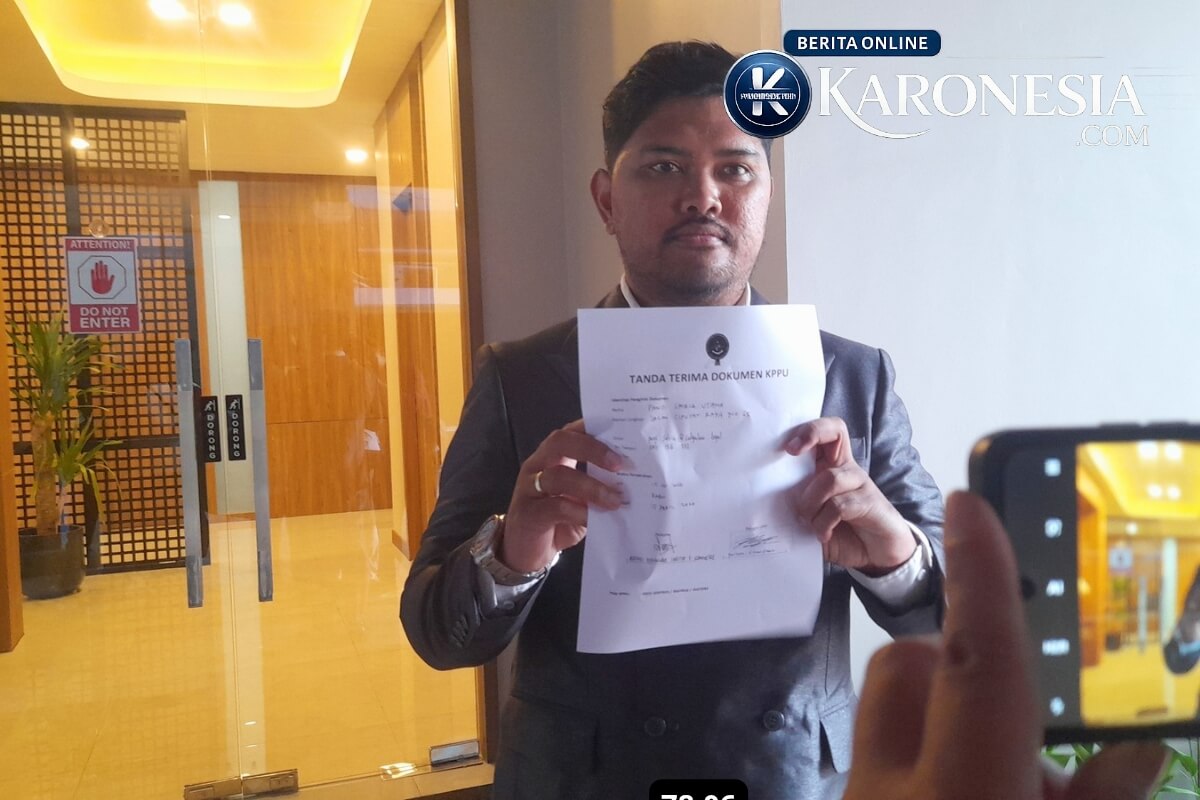 Panji Satria Utama menunjukkan bukti terima dokumen KPPU