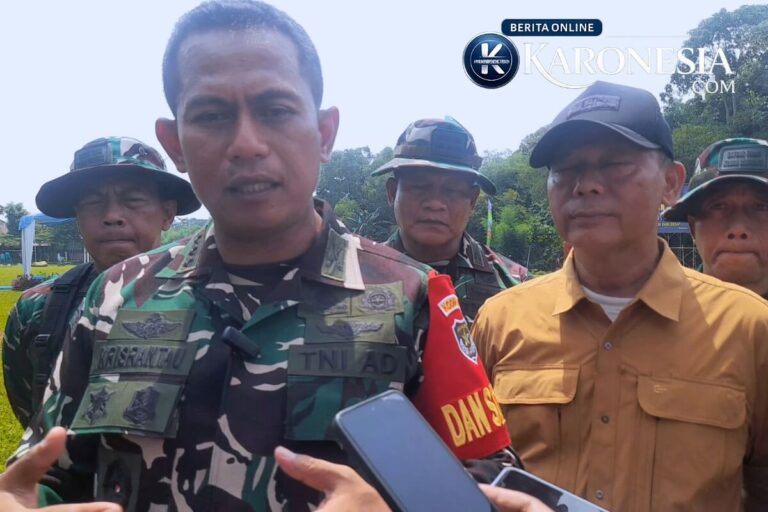 Dandim 0507 Bekasi Kolonel Arm Krisrantau saat diwawancarai media pada TMMD ke-128