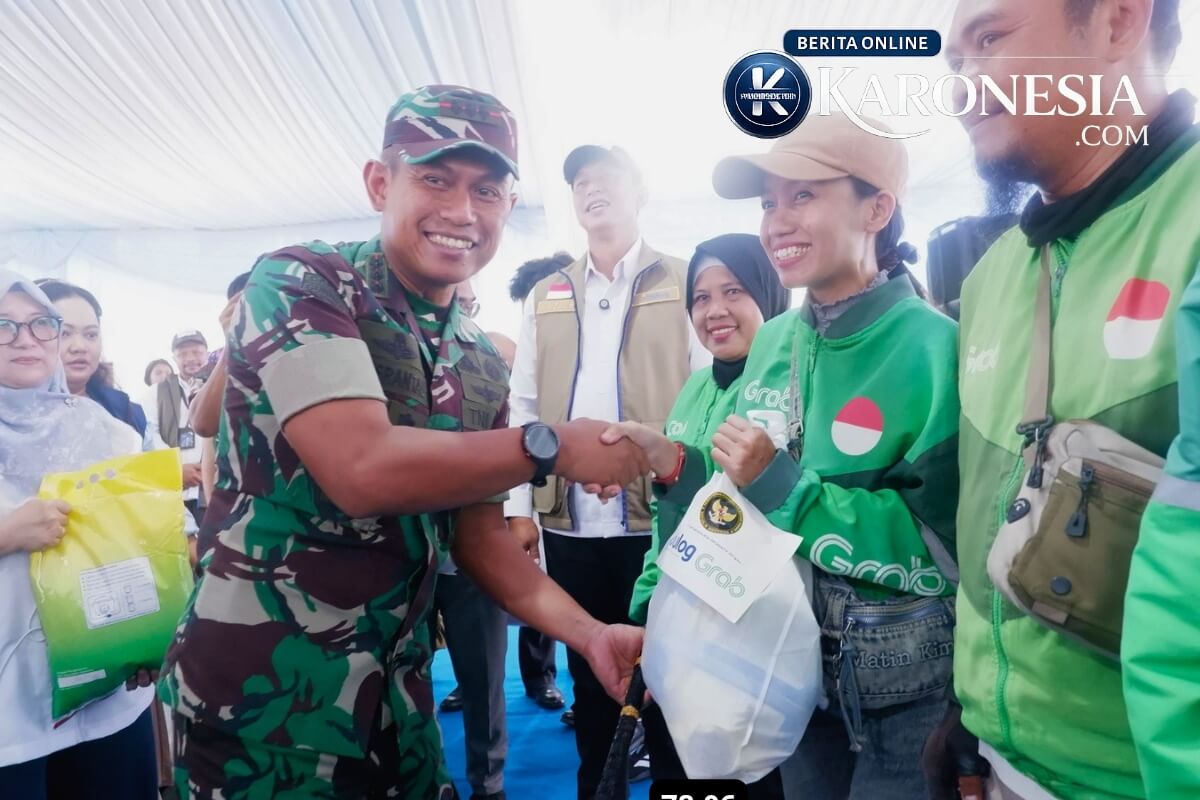 Dandim 0507 Bekasi serahkan paket sembako kepada driver Grab
