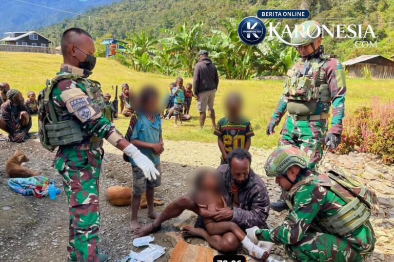 Prajurit TNI berikan pertolongan pertama korban penembakan OPM di Distrik Sinak Papua