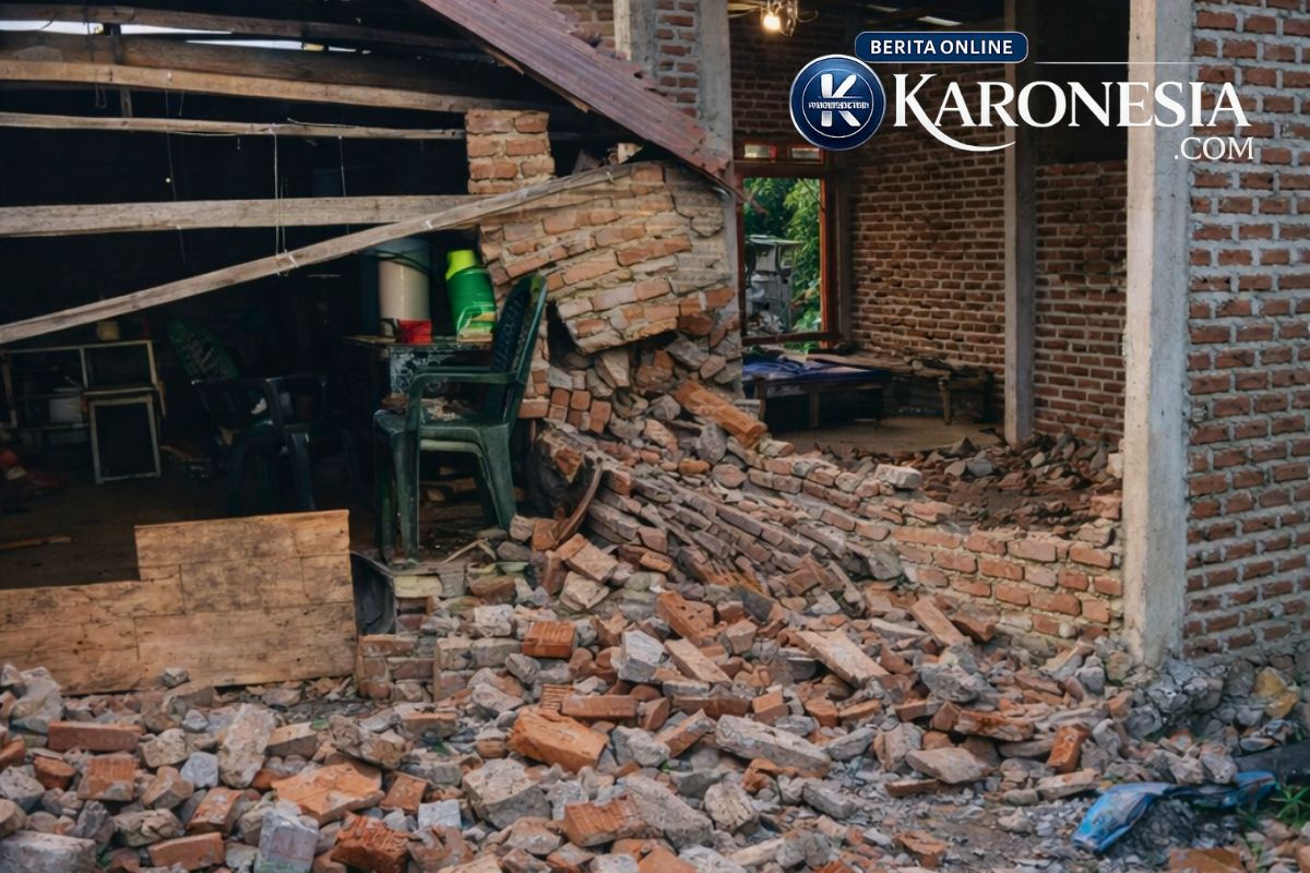 Rumah rusak akibat gempa Flores Timur