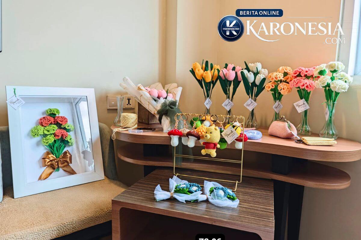 Koleksi bunga dan hiasan hasil rajutan yang indah