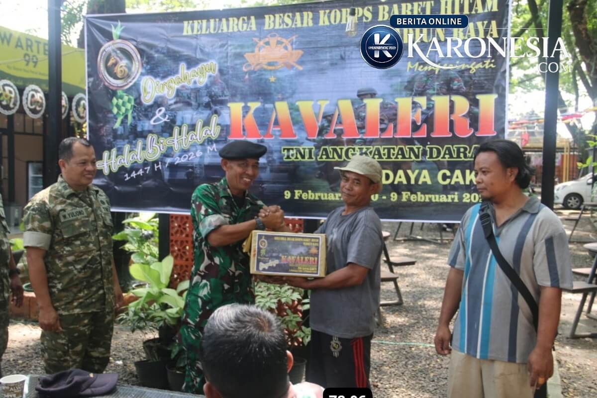 Prajurit Kavaleri TNI AD serahkan bantuan sosial HUT ke-76 di Madiun