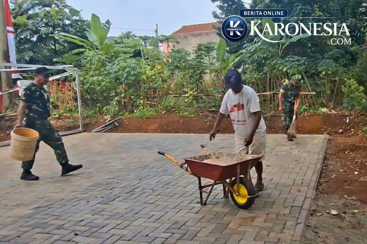 Personel TNI dan pekerja memasang paving block di Jembatan Garuda Panunggangan Utara Tangerang