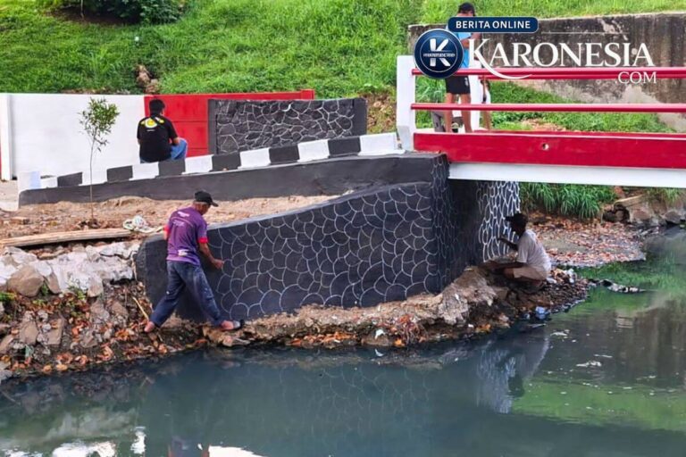 Pembangunan Jembatan Garuda oleh warga dan Babinsa