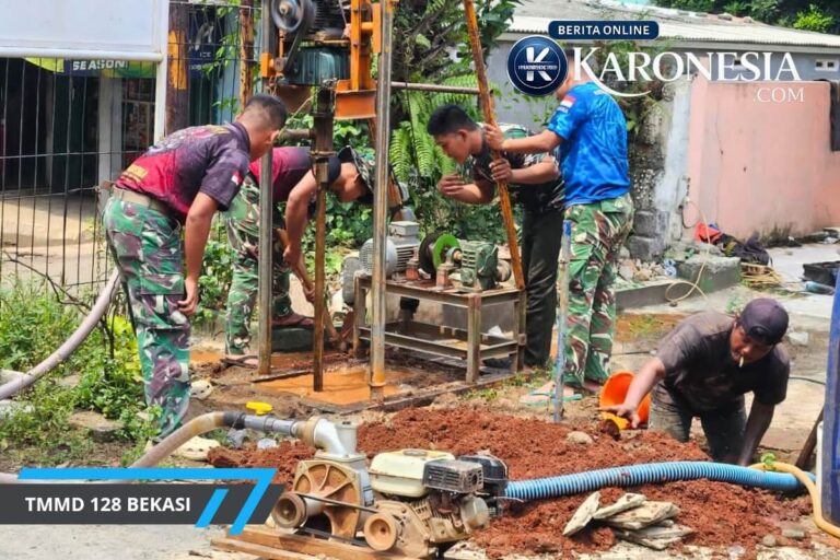 Personel TNI bersama warga mengebor sumur di pemukiman warga