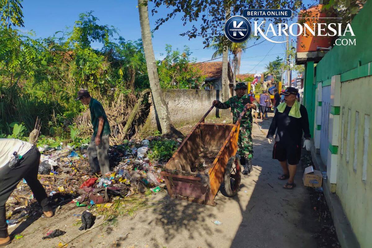 Karya Bakti Koramil Sepatan bersihkan titik sampah bersama warga