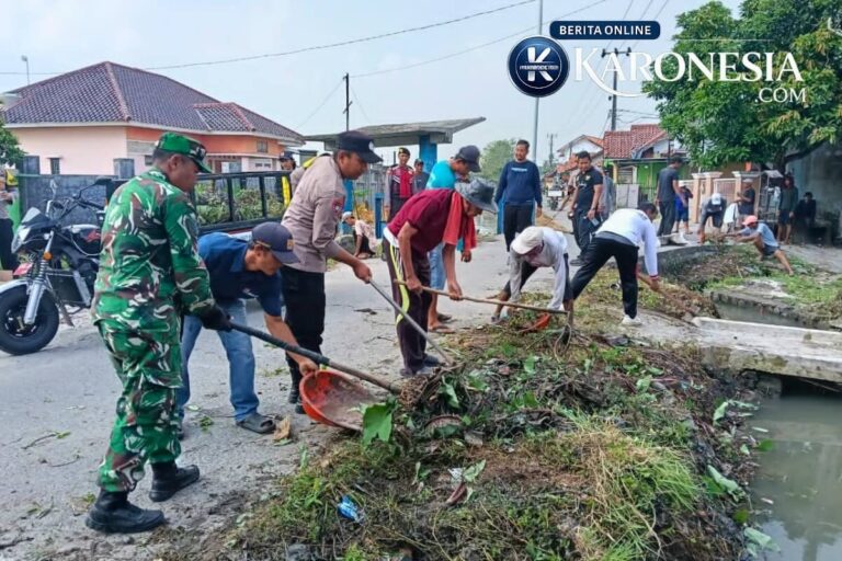 TNI, Polri, dan warga gotong royong membersihkan saluran air di Pakuhaji Tangerang.