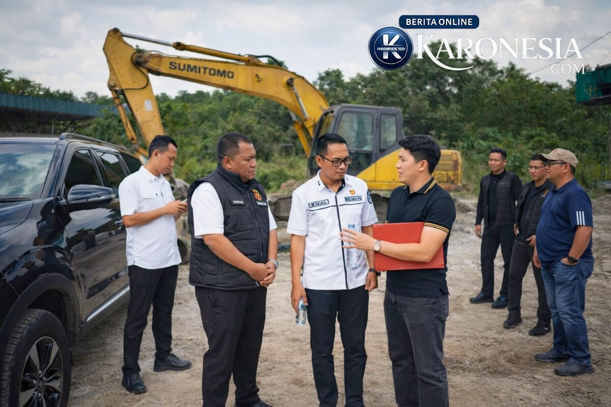 Penyidik Kejati Sumsel saat penyitaan aset PT. KMM di Palembang